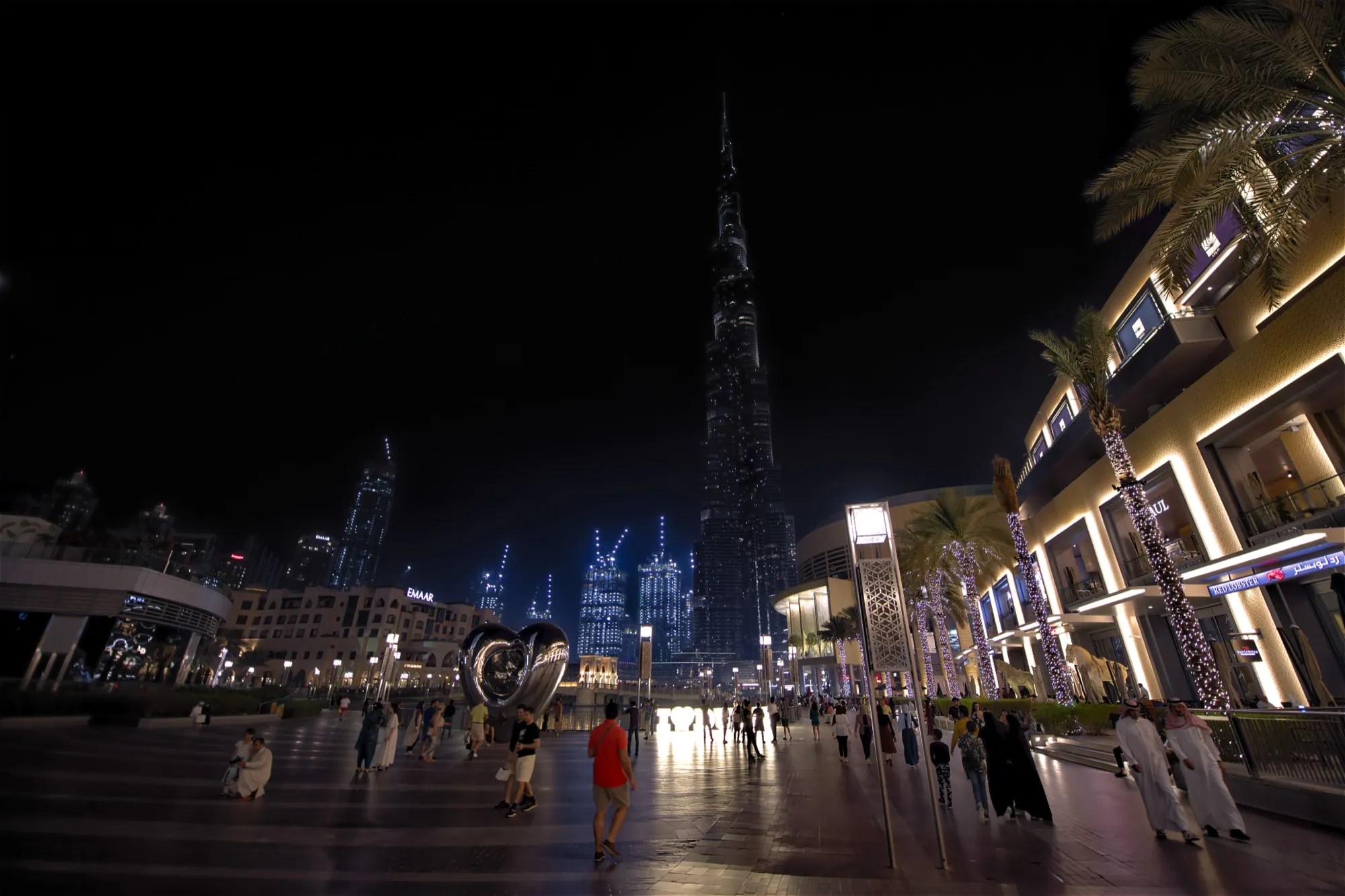 A night street scene analyzed by Kairos Studio
